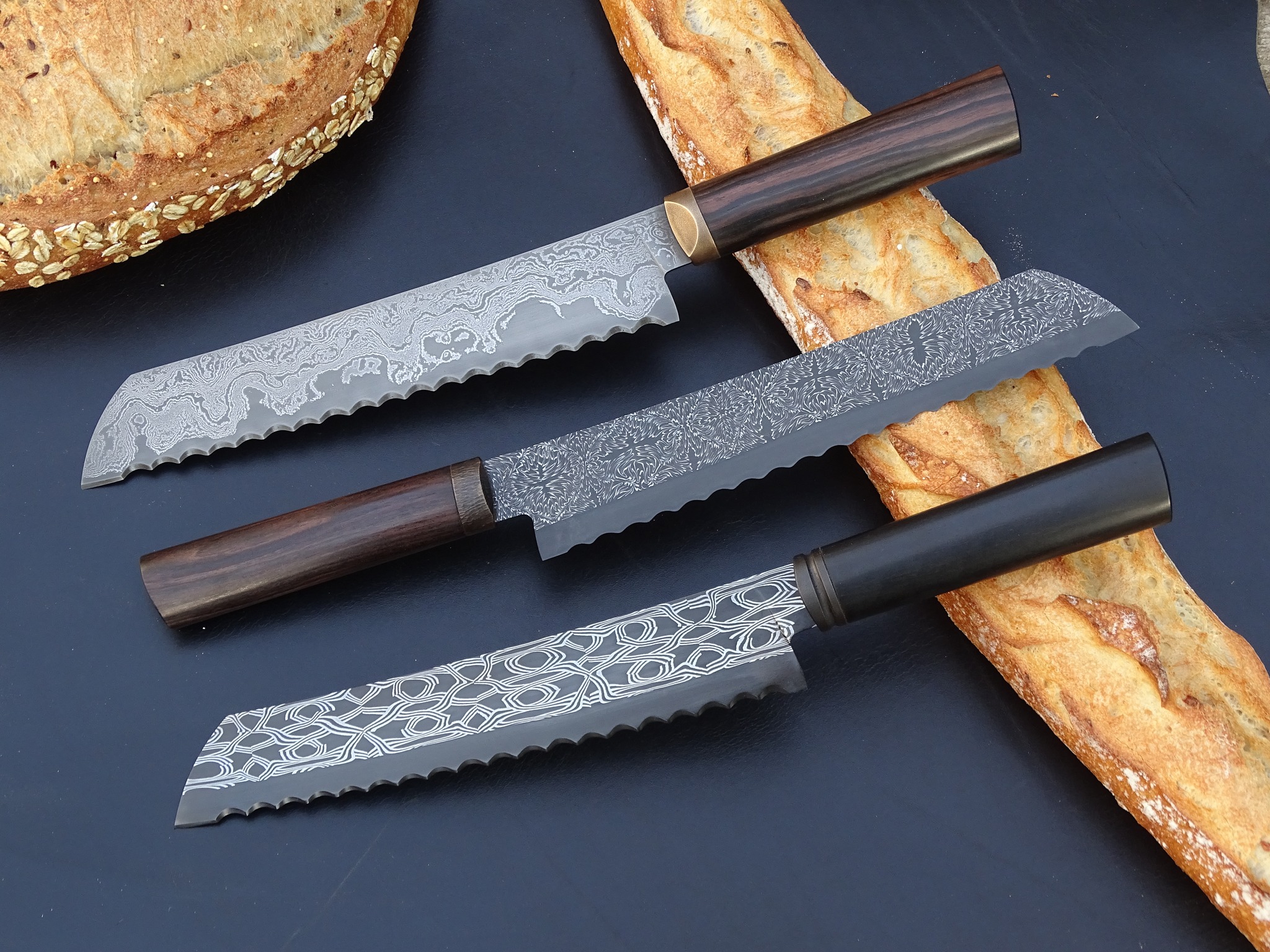 Couteau artisanal posé sur un établi de l'atelier